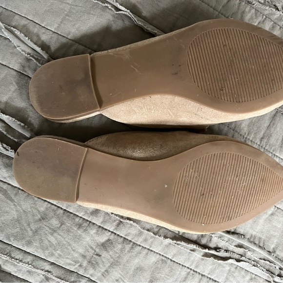 Size 5.5 Steve Madden Faraway Tan Suede Mules, gold hardware - Picture 5 of 6